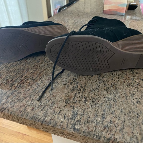 Toms size 10 booties
Gently used condition
Warn a handful of of times - Picture 5 of 5